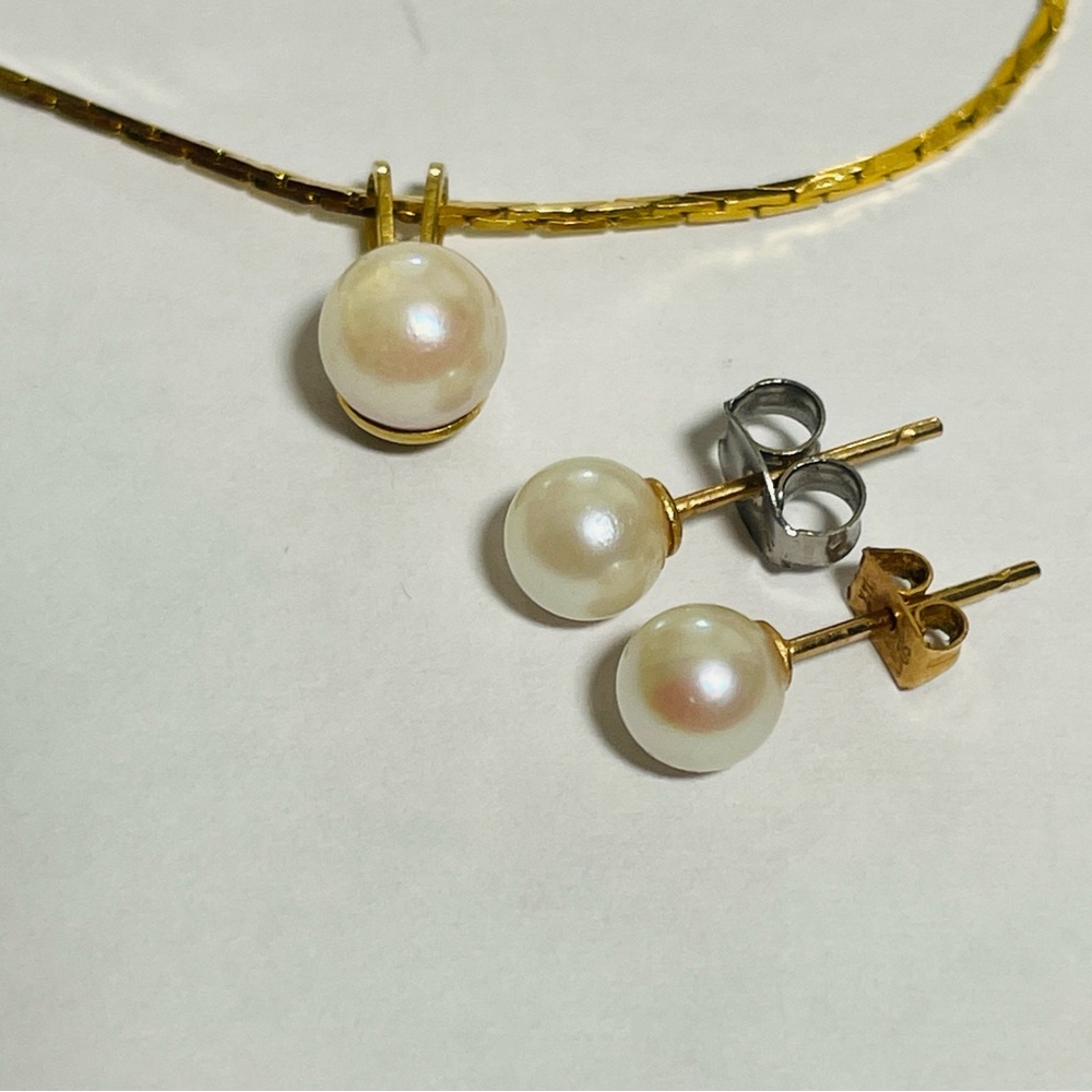 Women’s Pearl Necklace and Pearl Earrings Set